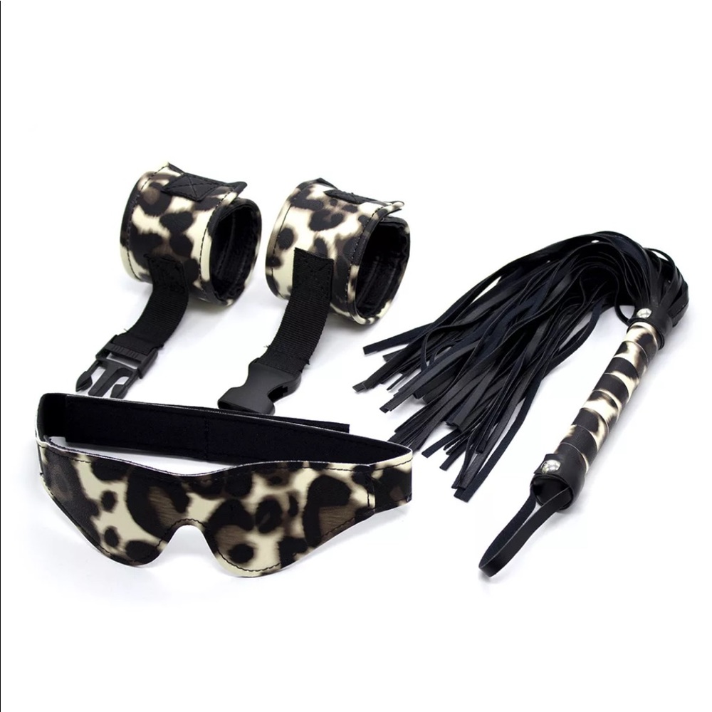 Leopard print bondage set